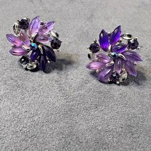 Vintage Lisner Purple Floral Shaped Lucite Screw‎ Back Earrings MCM